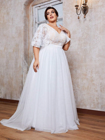 Plus Size Women's V-Neck Lace Patchwork White Tulle Train Ball Gown Wedding Dress