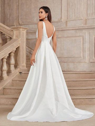 Elegant And Luxurious Satin High-Waisted Slim Fit Wedding Dress With A Split And Wide A-Line Hem That Drags To The Ground.